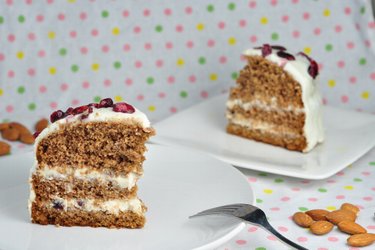 Cinnamon cake with honey-ricotta topping