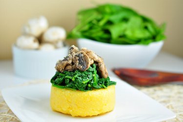Quick polenta with spinach and mushrooms