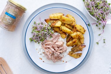 Spicy baked potatoes with cottage cheese and tuna